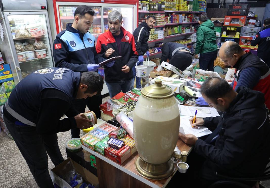 İnsan sağlığını ayaklar altına alan işletme! Yerlerde ölü fareler bulundu,   tarihi geçmiş ürünler tespit edildi 1